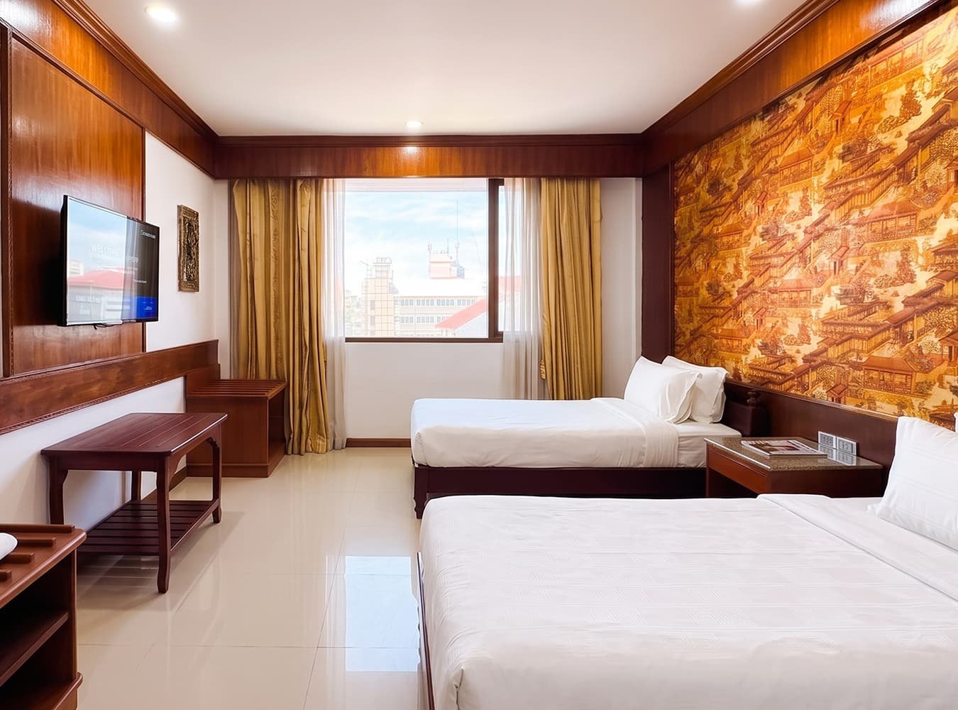 Silvertone Superior Twin guestroom with modern amenities